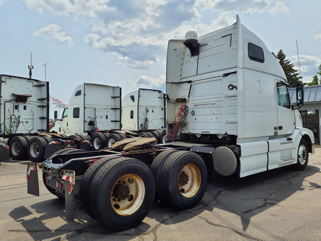 2017 Volvo VNL64T Sleeper Semi Truck – 61″ Condo Sleeper, 455HP, 12