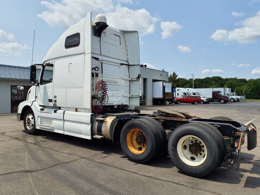 2017 Volvo VNL64T Sleeper Semi Truck – 61″ Condo Sleeper, 455HP, 12