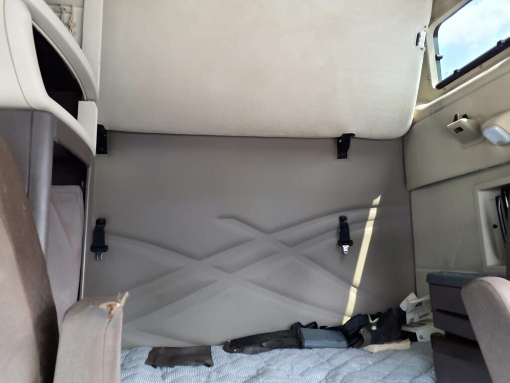 2017 Volvo VNL64T Sleeper Semi Truck – 61″ Condo Sleeper, 455HP, 12