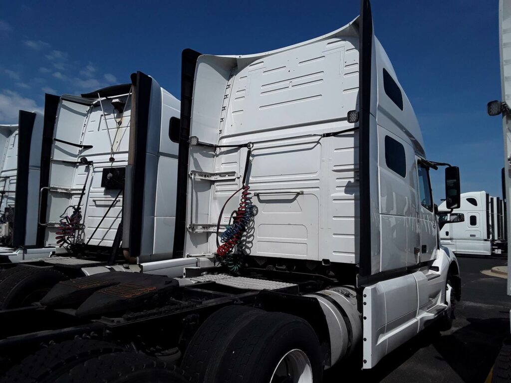 2019 Volvo VNL64T760 Sleeper Semi Truck – 61″ Condo Sleeper, 450HP, 10