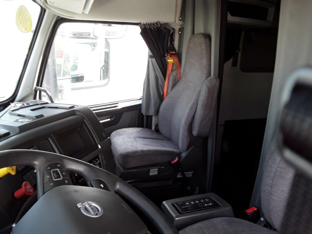 2019 Volvo VNL64T760 Sleeper Semi Truck – 61″ Condo Sleeper, 450HP, 10