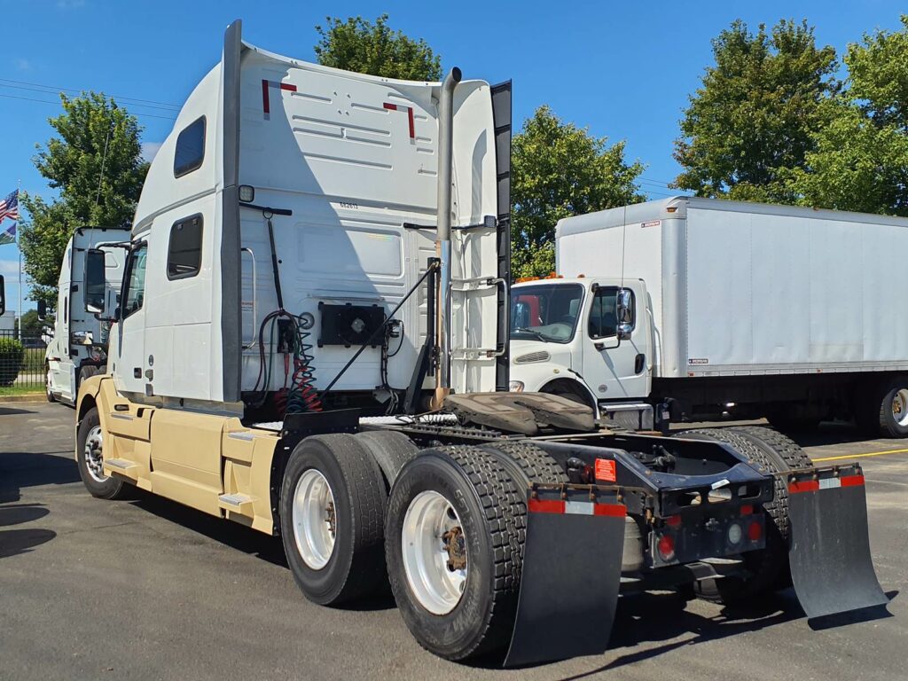 2018 Volvo VNL64T780 Sleeper Semi Truck – 77″ Condo Sleeper, 455HP, 12