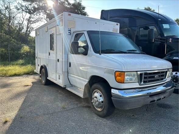 2005 Ford F-350 Ambulance – 235HP, Automatic