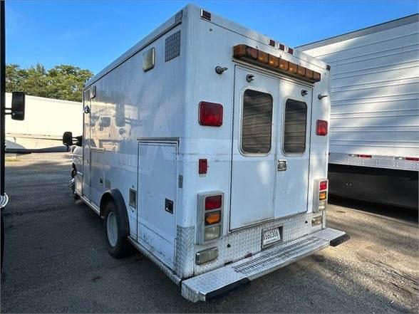 2005 Ford F-350 Ambulance – 235HP, Automatic