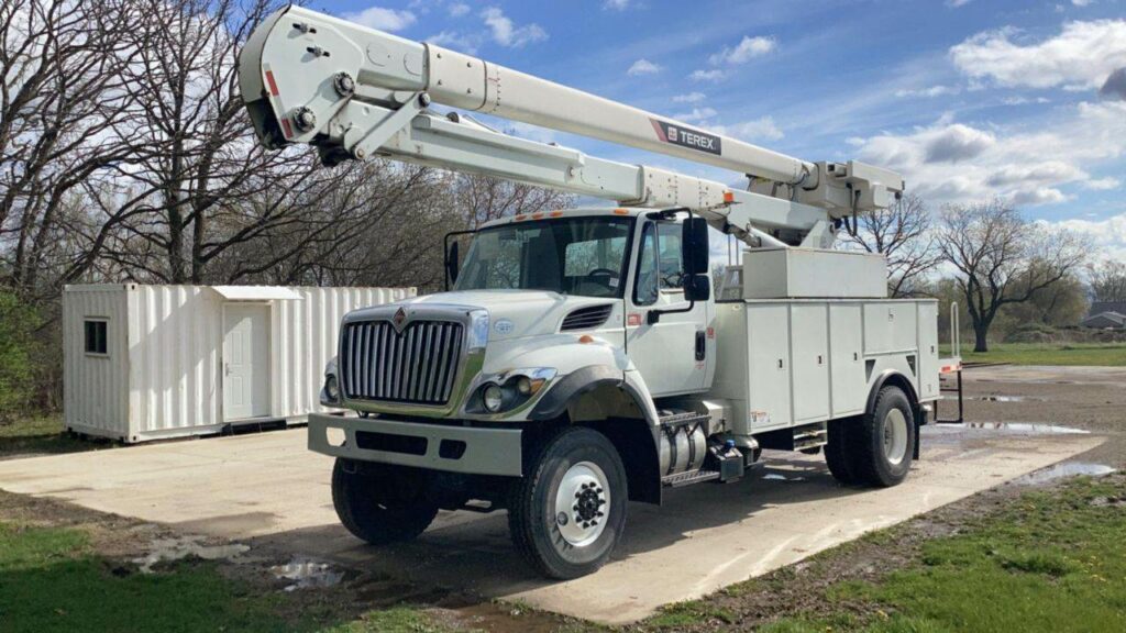 2016 International 7300 Boom / Bucket Truck – 250HP