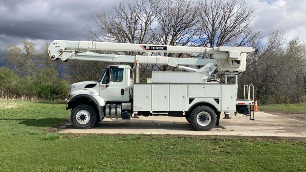 2016 International 7300 Boom / Bucket Truck – 250HP