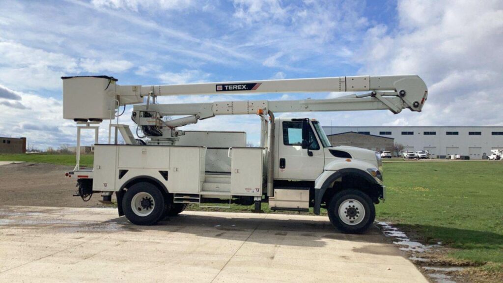 2016 International 7300 Boom / Bucket Truck – 250HP