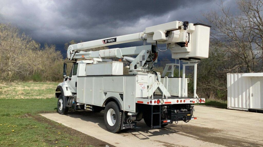 2016 International 7300 Boom / Bucket Truck – 250HP