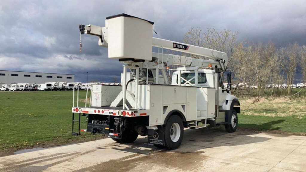 2016 International 7300 Boom / Bucket Truck – 250HP