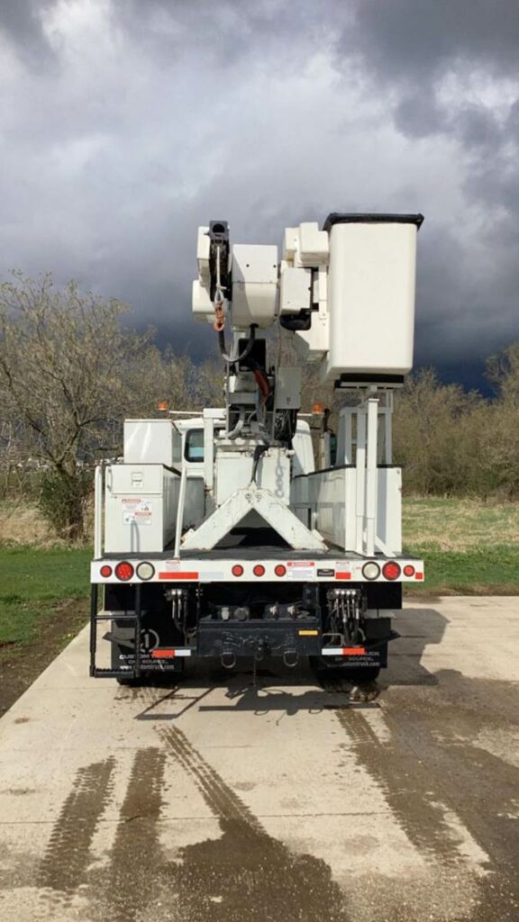 2016 International 7300 Boom / Bucket Truck – 250HP