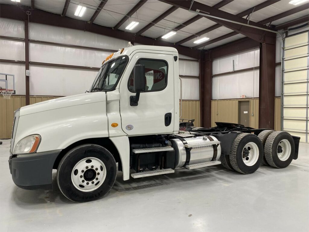 2014 Freightliner Cascadia 125 Day Cab Truck – Cummins 450HP, 10 Speed Ultrashift Manual