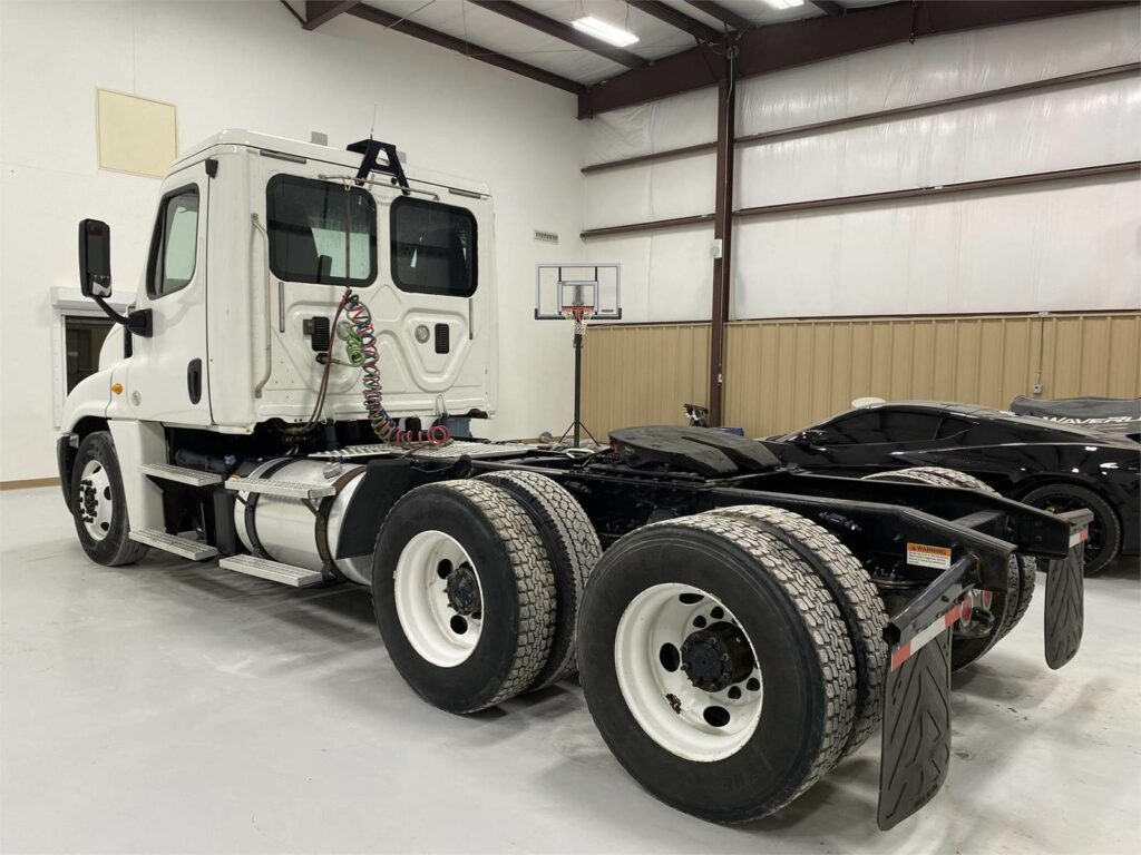 2014 Freightliner Cascadia 125 Day Cab Truck – Cummins 450HP, 10 Speed Ultrashift Manual