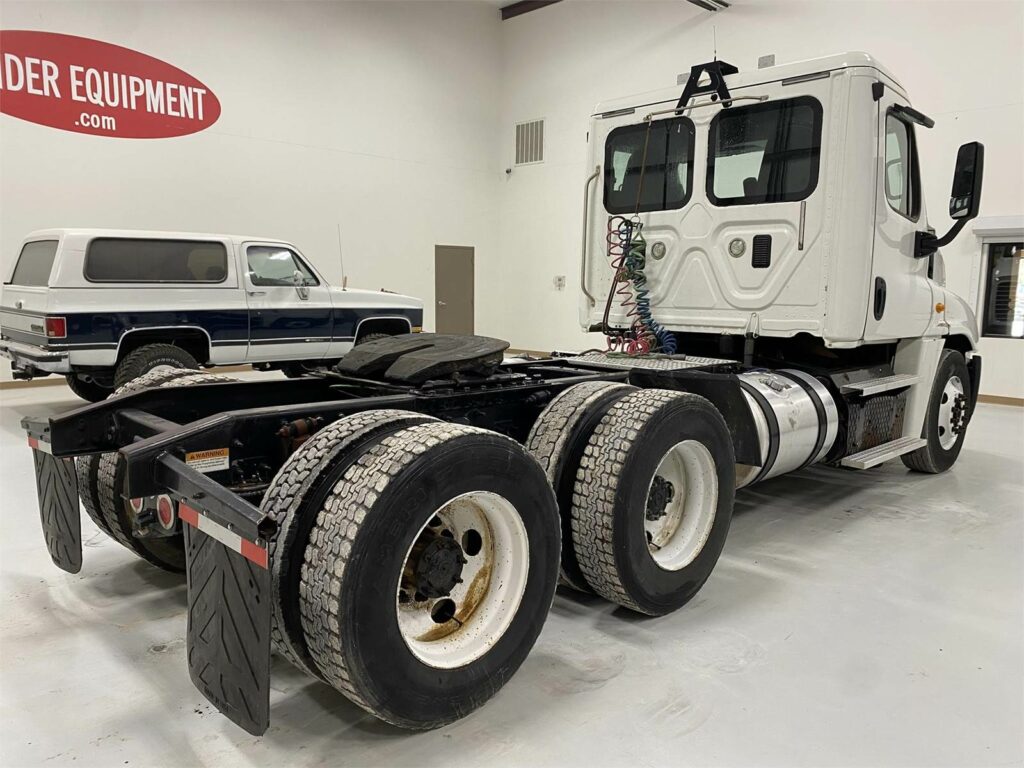 2014 Freightliner Cascadia 125 Day Cab Truck – Cummins 450HP, 10 Speed Ultrashift Manual