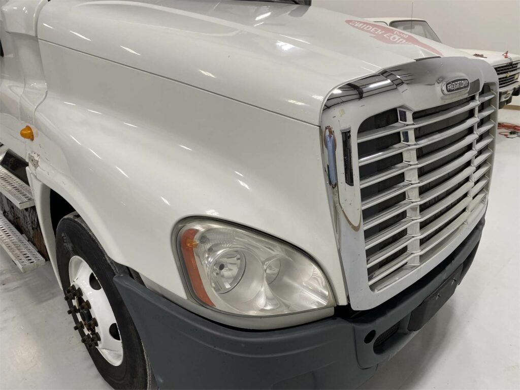 2014 Freightliner Cascadia 125 Day Cab Truck – Cummins 450HP, 10 Speed Ultrashift Manual