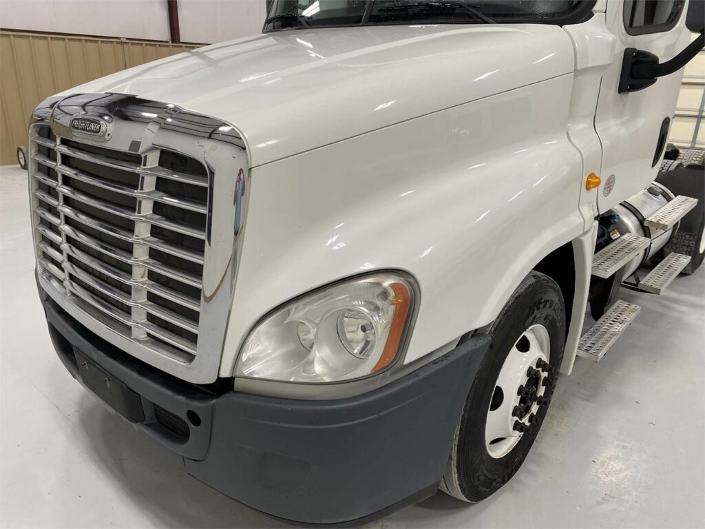 2014 Freightliner Cascadia 125 Day Cab Truck – Cummins 450HP, 10 Speed Ultrashift Manual