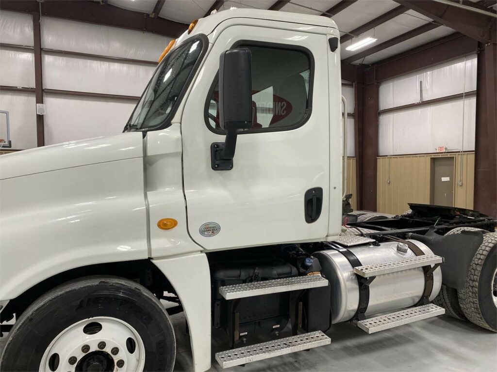 2014 Freightliner Cascadia 125 Day Cab Truck – Cummins 450HP, 10 Speed Ultrashift Manual