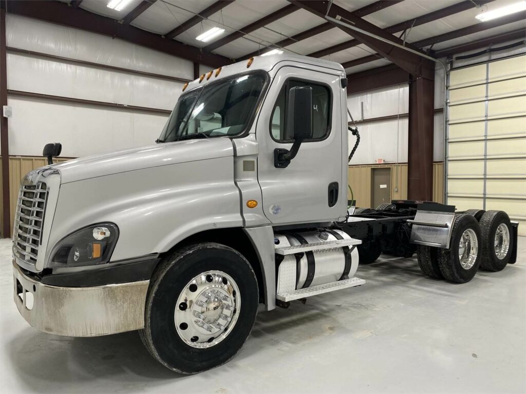 2017 Freightliner Cascadia 125 Day Cab Truck – Detroit 475HP, 10 Speed Ultrashift Manual