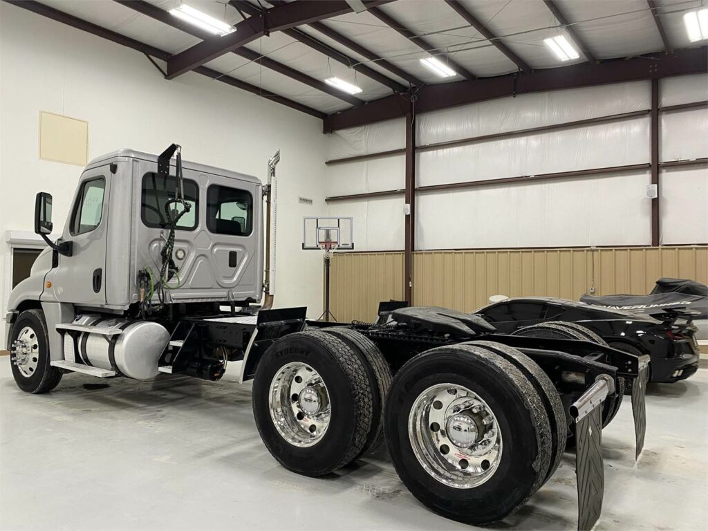 2017 Freightliner Cascadia 125 Day Cab Truck – Detroit 475HP, 10 Speed Ultrashift Manual