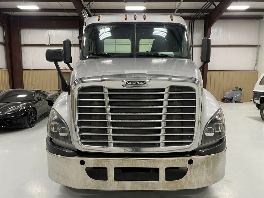 2017 Freightliner Cascadia 125 Day Cab Truck – Detroit 475HP, 10 Speed Ultrashift Manual