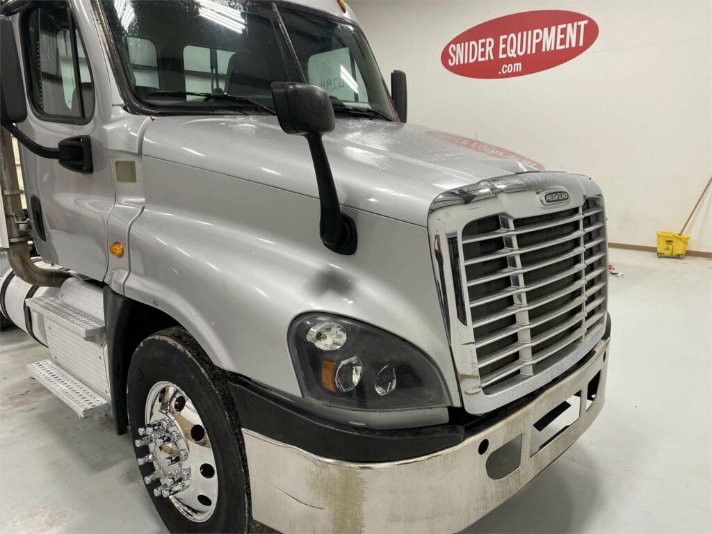 2017 Freightliner Cascadia 125 Day Cab Truck – Detroit 475HP, 10 Speed Ultrashift Manual