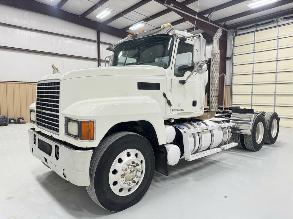 2018 Mack Pinnacle CHU613 Day Cab Truck – MP8 445HP