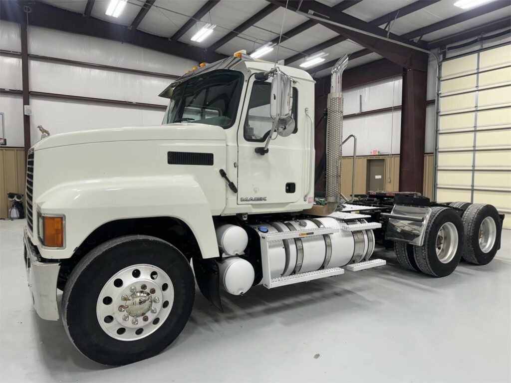 2018 Mack Pinnacle CHU613 Day Cab Truck – MP8 445HP