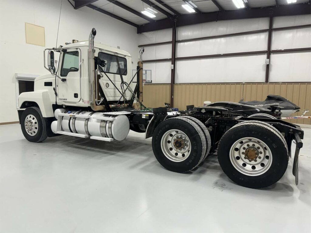 2018 Mack Pinnacle CHU613 Day Cab Truck – MP8 445HP