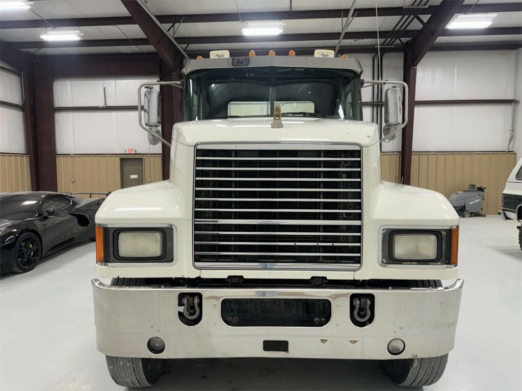 2018 Mack Pinnacle CHU613 Day Cab Truck – MP8 445HP