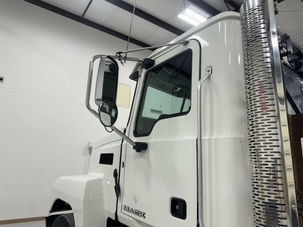 2018 Mack Pinnacle CHU613 Day Cab Truck – MP8 445HP