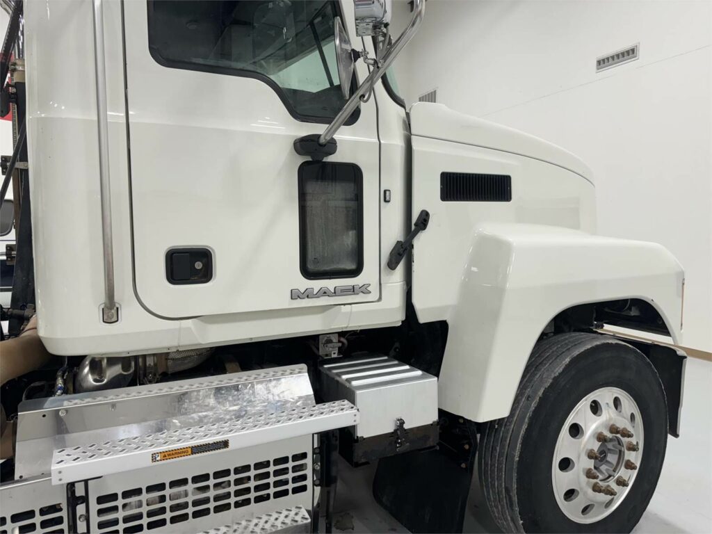 2018 Mack Pinnacle CHU613 Day Cab Truck – MP8 445HP