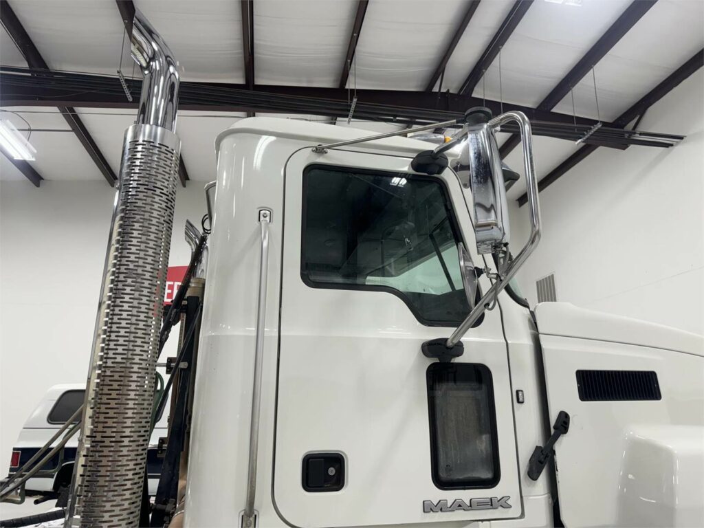 2018 Mack Pinnacle CHU613 Day Cab Truck – MP8 445HP