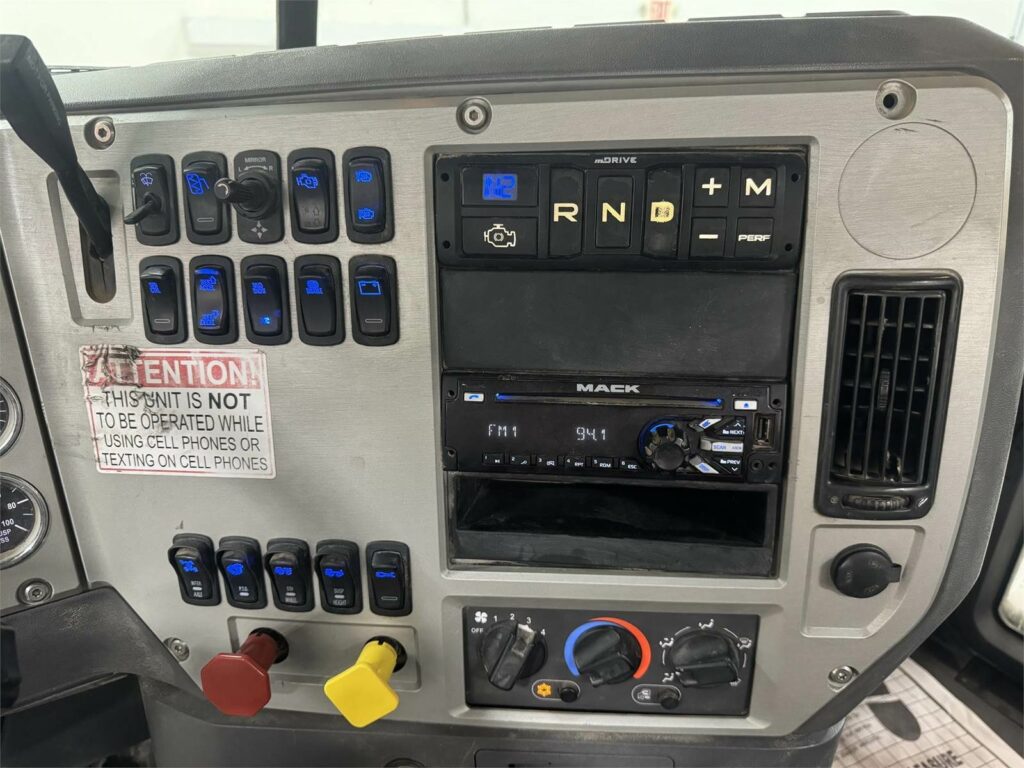 2018 Mack Pinnacle CHU613 Day Cab Truck – MP8 445HP