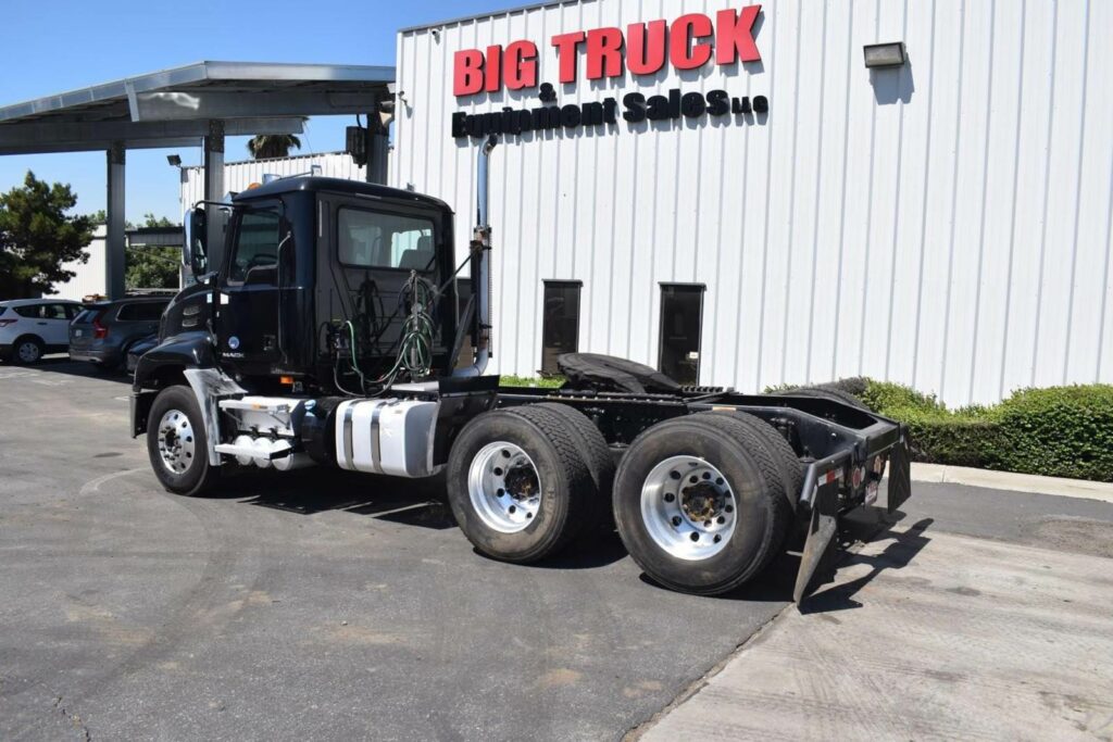 2016 Mack Pinnacle CHU613 Day Cab Truck – MP8-415C 415HP, 10 Speed Manual