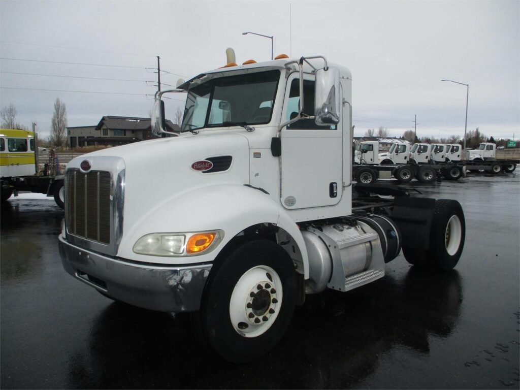 2013 Peterbilt 337 Single Axle Day Cab Truck – Paccar 260HP, Automatic