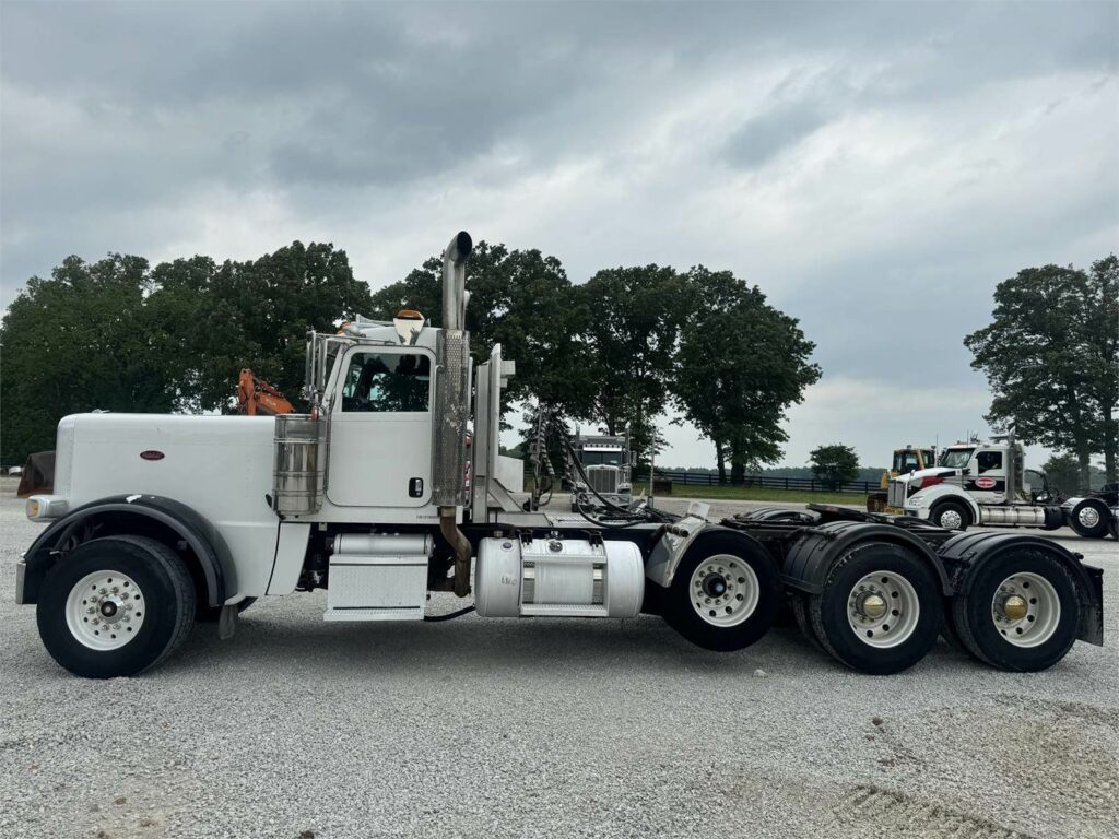 2011 Peterbilt 389 Tri Axle Day Cab Truck – Cummins 600HP, 18 Speed Ultrashift Manual