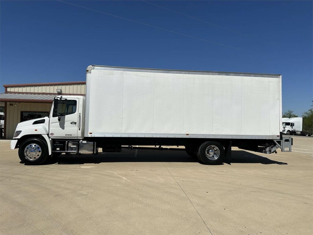 2020 Hino 268 26 ft Box Truck – 230HP, Automatic, Roll up Door, Liftgate