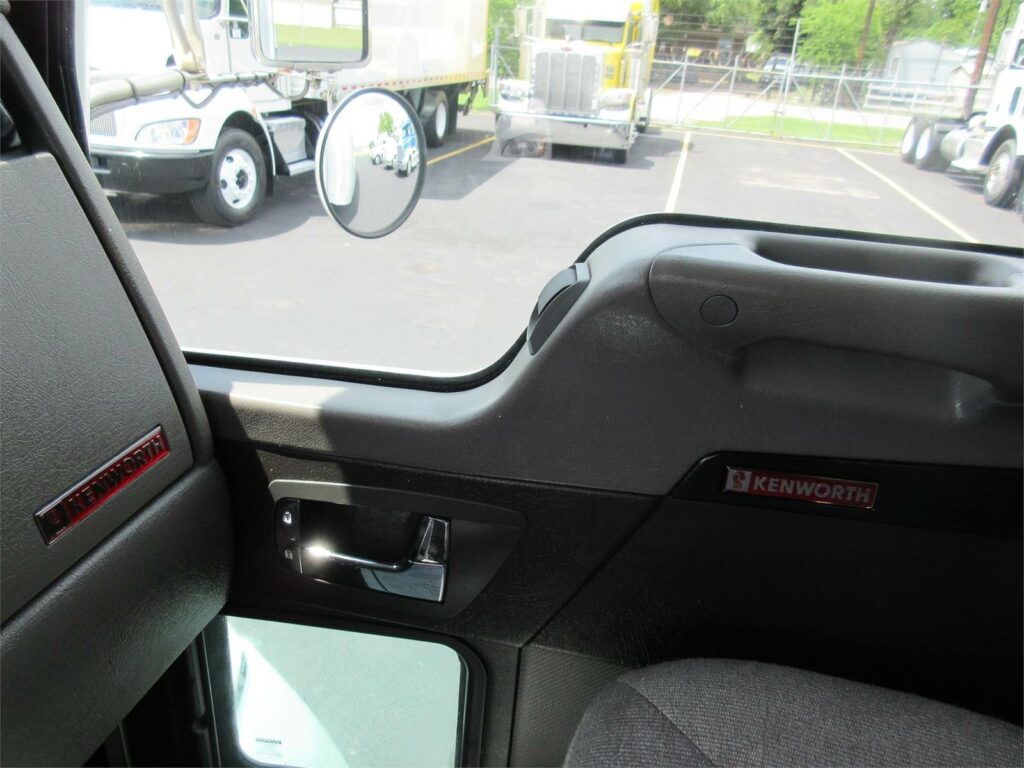 2021 Kenworth T270 26 ft Box Truck – 220HP, 6 Speed Allison Hs Automatic, Roll up Door, Liftgate