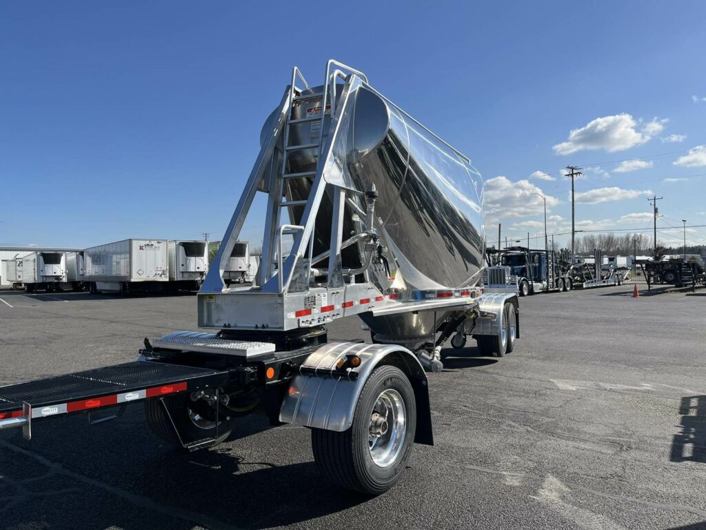 2025 Mac LTT ALUMINUM 750 CUBIC FT PNEUMATIC DOUBLES Dry Bulk / Pneumatic Tank Trailer