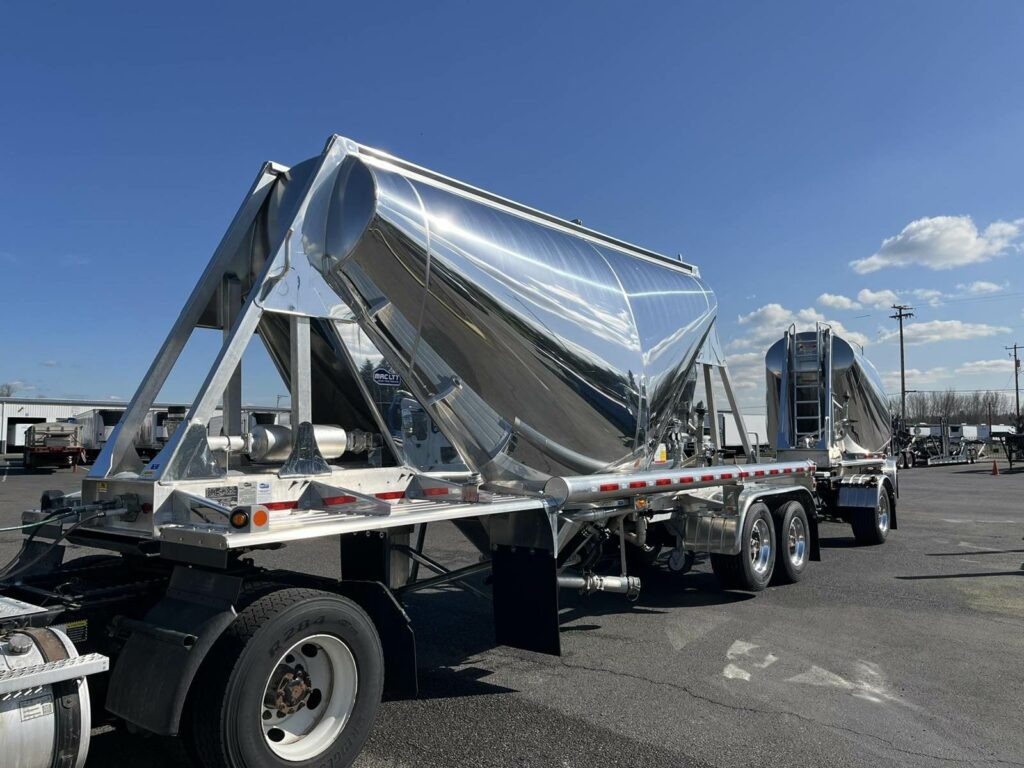 2025 Mac LTT ALUMINUM 750 CUBIC FT PNEUMATIC DOUBLES Dry Bulk / Pneumatic Tank Trailer