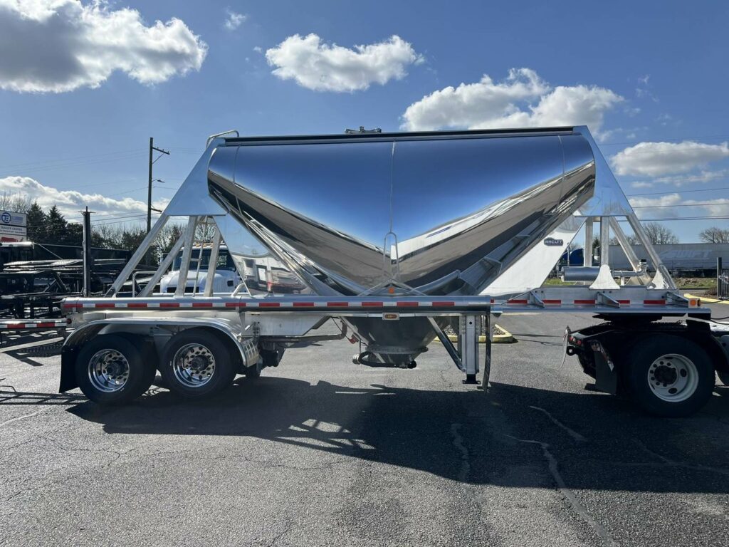 2025 Mac LTT ALUMINUM 750 CUBIC FT PNEUMATIC DOUBLES Dry Bulk / Pneumatic Tank Trailer