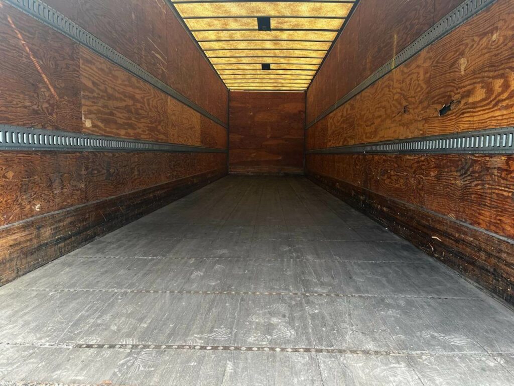 2008 Trailmobile 40 ft Dry Van Trailer – Roll up Door, Air Ride, Liftgate