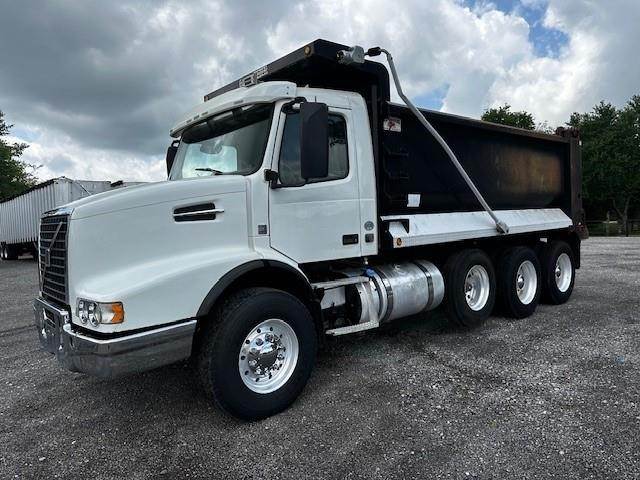 2017 Volvo VHD104B200 Tri Axle Dump Truck – D13 500HP, Automatic, 16′ Dump