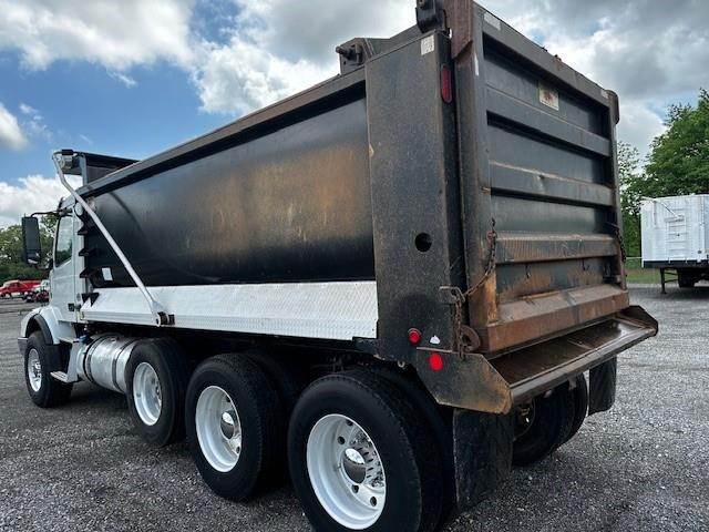 2017 Volvo VHD104B200 Tri Axle Dump Truck – D13 500HP, Automatic, 16′ Dump