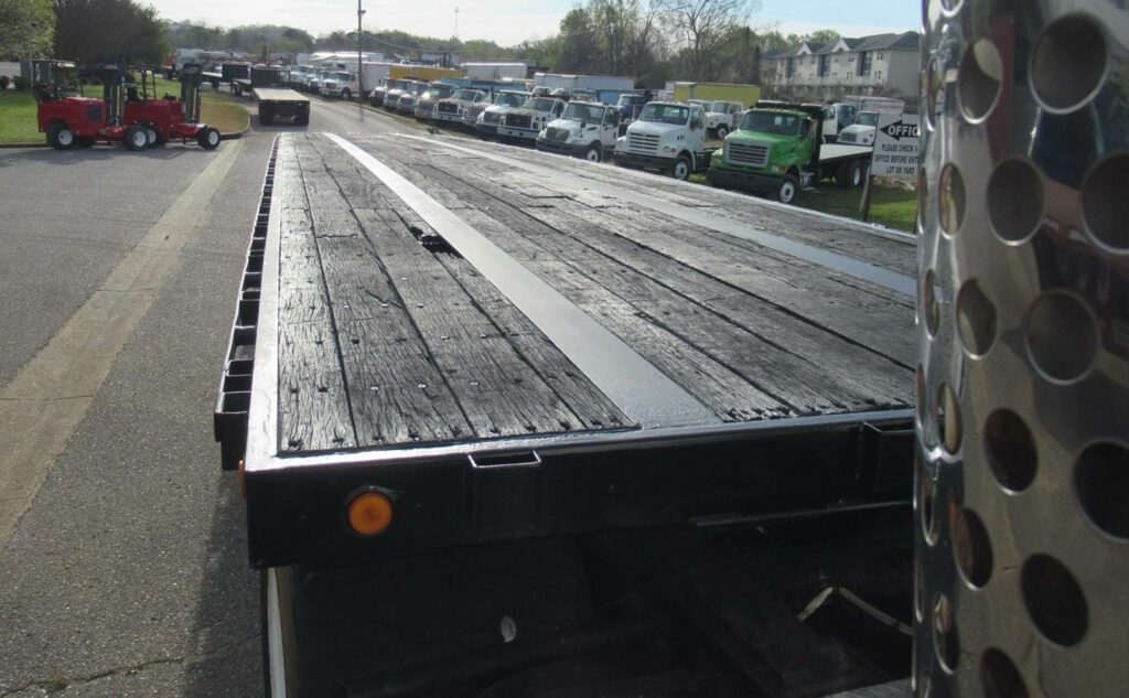 2004 Lufkin 48×102 Combination Flatbed Trailer – Spring, Sliding Axle