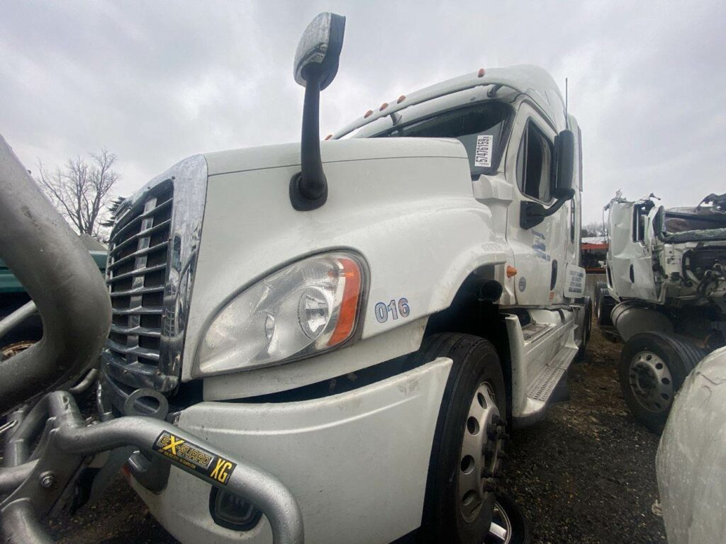 2014 Freightliner Cascadia 125 Salvage Truck