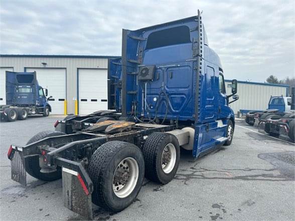 2020 Freightliner Cascadia 116 Sleeper Semi Truck – 60″ Mid Roof, Detroit 410HP, Automatic