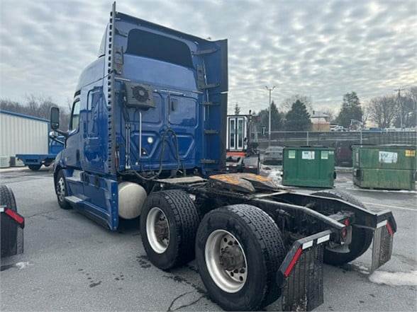 2020 Freightliner Cascadia 116 Sleeper Semi Truck – 60″ Mid Roof, Detroit 410HP, Automatic