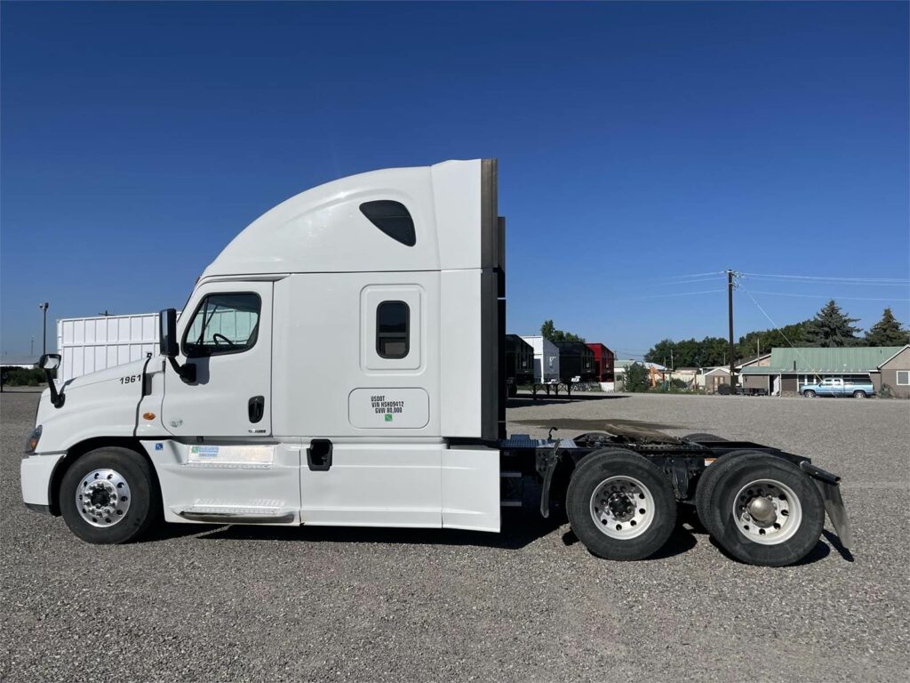 2017 Freightliner Cascadia 125 Sleeper Semi Truck – Detroit 505HP, Automatic