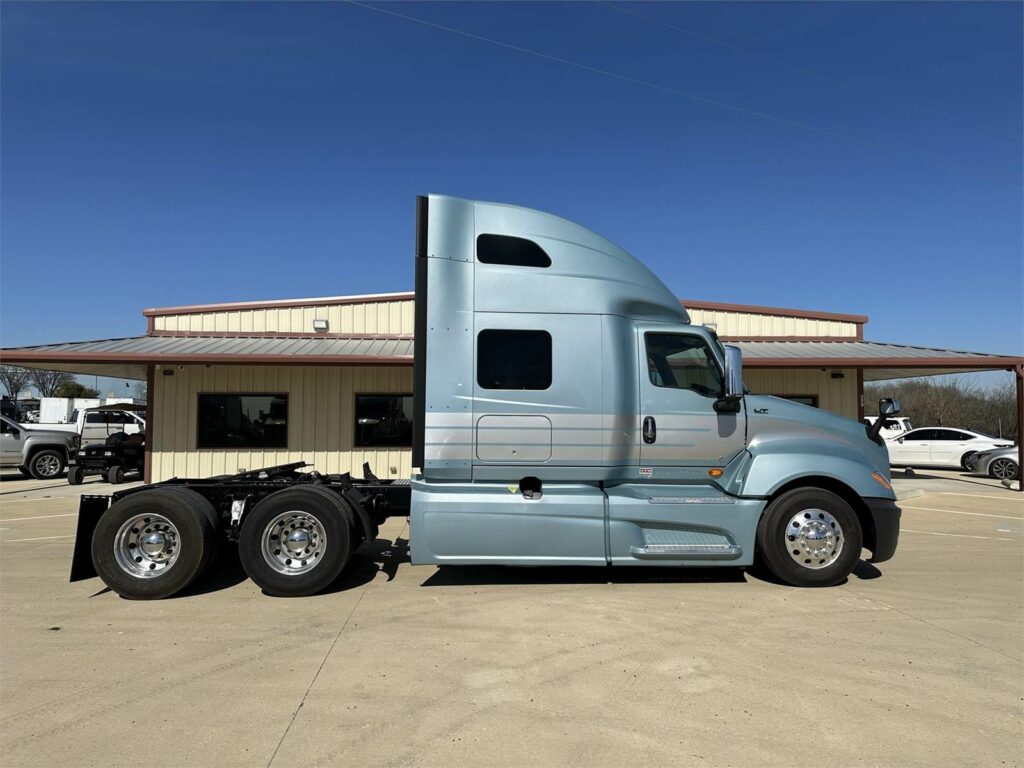 2020 International LT Sleeper Semi Truck – 73″ Raised Roof Sleeper, Cummins 450HP, 12 Speed Endurant Amt
