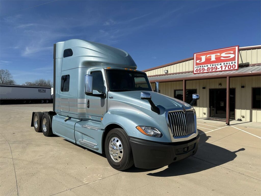 2020 International LT Sleeper Semi Truck – 73″ Raised Roof Sleeper, Cummins 450HP, 12 Speed Endurant Amt